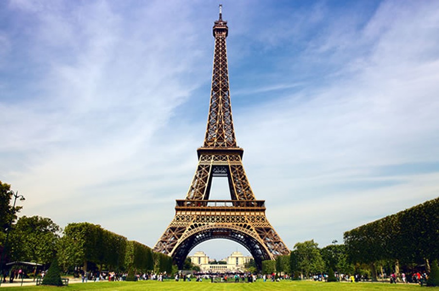 Tháp Eiffel không phải chỉ được sơn một màu duy nhất. Để tạo một cảm giác hài hòa, các kiến trúc sư Pháp đã thiết kế tháp Eiffel có màu sẫm ở phía trên và sáng dần lên ở phía dưới. Thêm vào đó, cứ 7 năm/lần, nước Pháp lại sử dụng khoảng 60 tấn sơn chống bị ăn mòn cho tháp Eiffel.